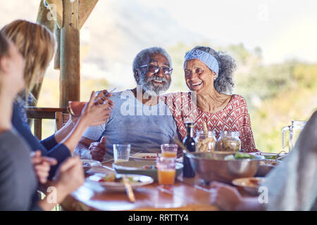 Happy senior couple enjoying repas sain dans hut au cours de yoga retreat Banque D'Images