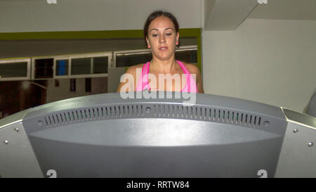 Budva, Monténégro, septembre 2016 - femme l'exercice sur tapis roulant dans une salle de sport Banque D'Images