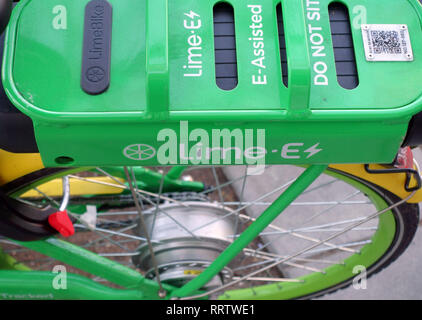 Lime-E assistance électrique location vélo stationné dans la rue de Londres Banque D'Images