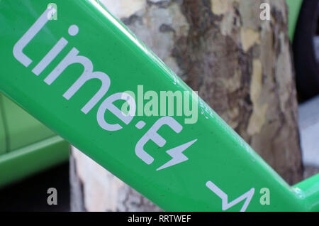 Lime-E assistance électrique location vélo stationné dans la rue de Londres Banque D'Images