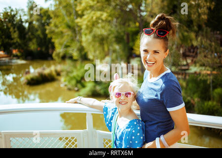 Portrait of smiling fit mère et fille les touristes en bateau la rivière ayant croisière sur la rivière. Banque D'Images