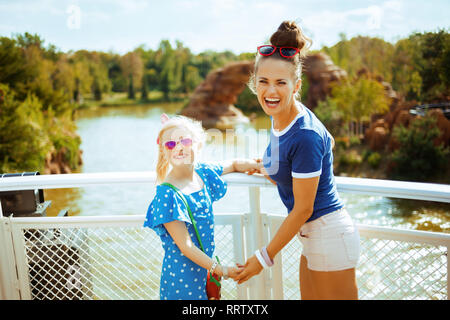 Portrait of happy fit mère et fille les touristes en bateau la rivière ayant croisière sur la rivière. Banque D'Images