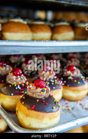 Sufganiyots, frit donust qui sont traditionnellement consommés pendant la fête juive de Hanoukka, Yehuda Marché, Jérusalem, Israël Banque D'Images