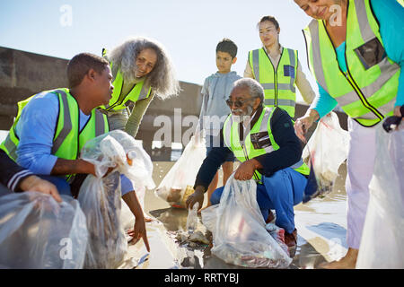 Les bénévoles le nettoyage de litière à Sunny Beach Banque D'Images