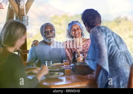 Happy senior couple enjoying breakfast sur le yoga retreat Banque D'Images