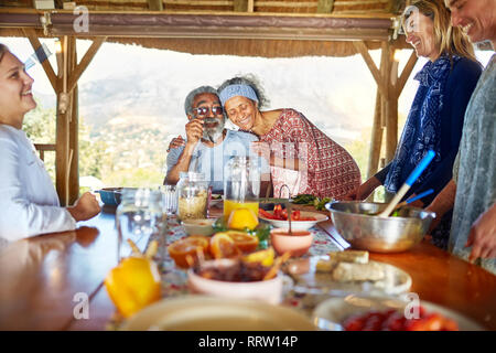 Couple hugging, bénéficiant d'un petit-déjeuner sain dans la hutte au cours de yoga retreat Banque D'Images