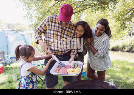 Barbecue de camping famille excité Banque D'Images