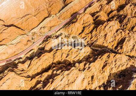 Les montagnes de l'arc-en-ciel à rayures et de relief Danxia Zhangye parc géologique, dans la province de Gansu, en Chine. Chemin dans une vallée. Banque D'Images