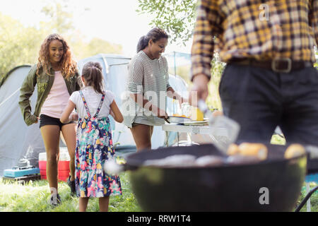 Le barbecue de la famille, préparer le déjeuner au camping Banque D'Images