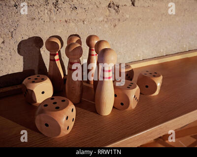 Pièces de jeu en bois avec des dés comme élément de décoration. Banque D'Images