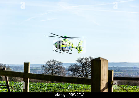 Bradford Leigh Wiltshire UK 9 Janvier 2019 La Great Western air ambulance hélicoptère décoller à partir d'un champ Banque D'Images