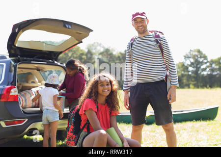 Portrait of happy father and daughter, camping Location de déchargement Banque D'Images