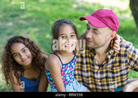 Portrait heureux père et filles Banque D'Images