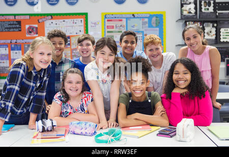 Portrait confiant junior high school students in classroom Banque D'Images