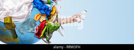 Un globe de la terre couverte d'ordures et de presser la main mâle bouteille plastique sur fond blanc, le concept de l'écologie et la Journée mondiale de l'environnement. Photo avec un message pour la publicité sociale, lieu d'inscription Banque D'Images