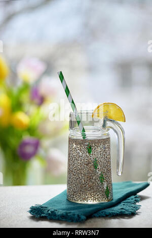 Les graines de Chia dans verre d'eau Banque D'Images