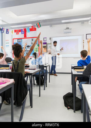 Enseignant à la leçon de premier écran de projection en salle de classe Banque D'Images