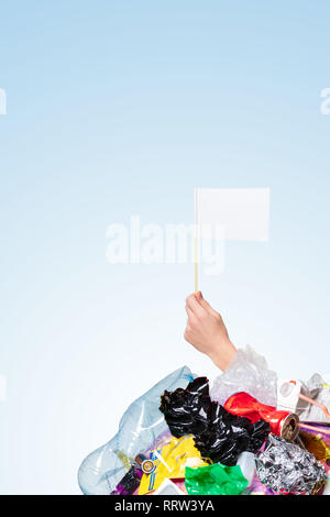 Un globe de la Terre couverte de détritus et homme main tenant un drapeau blanc sur fond blanc, le concept de l'écologie et la Journée mondiale de l'environnement. Photo avec un message pour la publicité sociale, lieu d'inscription Banque D'Images