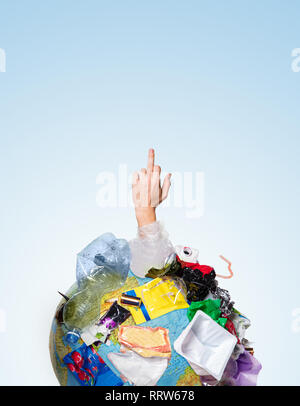 Un globe de la terre couverte d'ordures et de main d'hommes montrant doigt moyen sur fond blanc, le concept de l'écologie et la Journée mondiale de l'environnement. Photo avec un message pour la publicité sociale, lieu d'inscription Banque D'Images