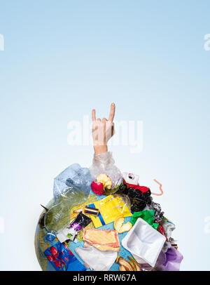 Un globe de la terre couverte d'ordures et de main d'hommes avec un fond blanc plus de cornes, le concept de l'écologie et la Journée mondiale de l'environnement. Photo avec un message pour la publicité sociale, lieu d'inscription Banque D'Images