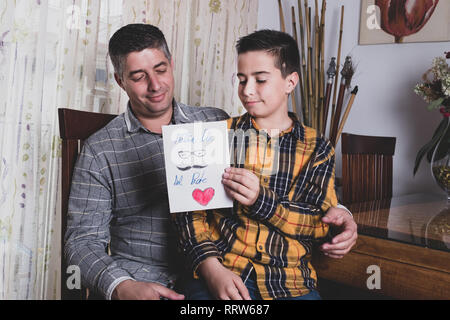 Boy giving carte de souhaits au père sur la fête des pères Banque D'Images