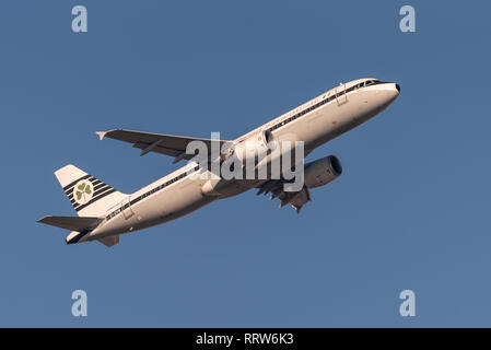 Internationale irlandaise Aer Lingus Airbus A320-L'ASSURANCE-EMPLOI Régime d'avion de ligne rétro DVM avion décollant de l'aéroport Heathrow de Londres, Royaume-Uni. En vol de la compagnie aérienne Banque D'Images