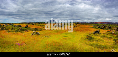 Vue panoramique du champ de lave près du lac Myvatn, ville Reykjahlid, et les volcans et Hverfjall Krafla en Islande Banque D'Images