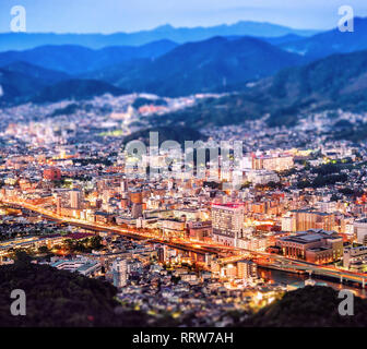 Concept d'affaires, effet Tilt Shift paysage urbain moderne de Nagasaki crépuscule du mont inasa, le nouveau top 3 nightview du monde, vue aérienne, copy space Banque D'Images