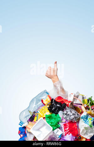 Un globe de la terre couverte d'ordures et de main d'hommes avec thumb up sur fond blanc, le concept de l'écologie et la Journée mondiale de l'environnement. Photo avec un message pour publicité sociale Banque D'Images