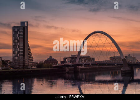 Glasgow/Ecosse - 20 septembre 2016 : Le Clyde Arc et les édifices contre une orange coucher de soleil sur la rivière Clyde Banque D'Images