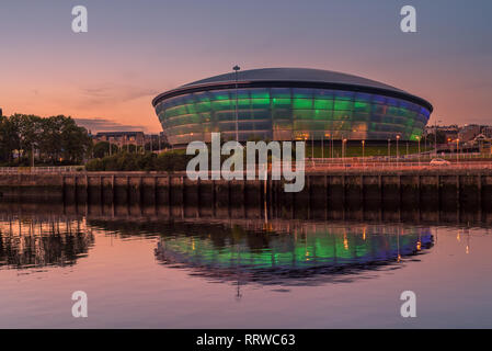 Glasgow/Ecosse - 20 septembre 2016 : la SSE Hydro illuminé en bleu et vert et se reflètent dans la rivière Clyde au coucher du soleil Banque D'Images