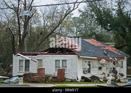 Un toit est arrachée et les débris qui jonchent les arbres à la suite d'une tornade EF-2, 9 mars 2011, Théodore, dans l'Alabama. Banque D'Images