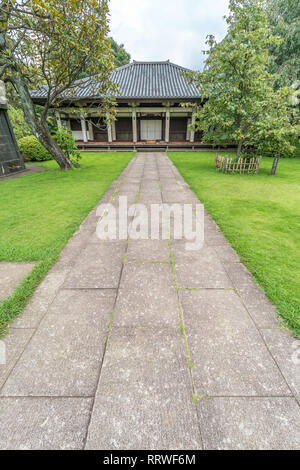 Yanaka, Tokyo, Japon - 18 août 2017 : Honden (Hall principal) du Temple de Tennoji, secte Tendai du Bouddhisme consacrée à Botamochi déité. Situé à Taito Banque D'Images