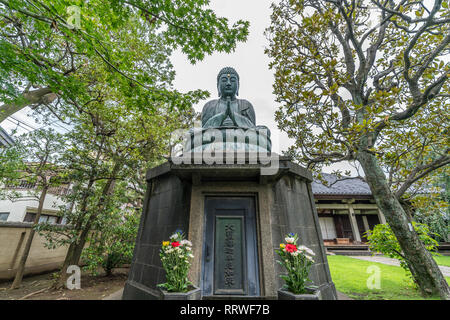 Yanaka, Tokyo, Japon - 18 août 2017 : Temple de Tennoji, secte Tendai du bouddhisme. Statue de Bouddha en bronze construit en 1690 par Kyuemon Ota connu comme 'Te Banque D'Images