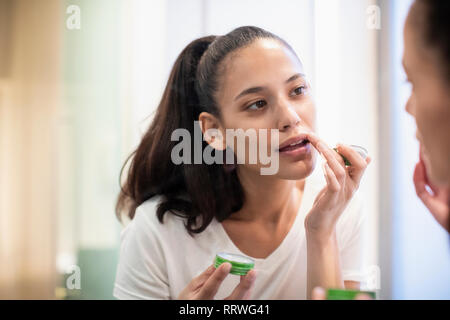 Woman baume à miroir dans Banque D'Images