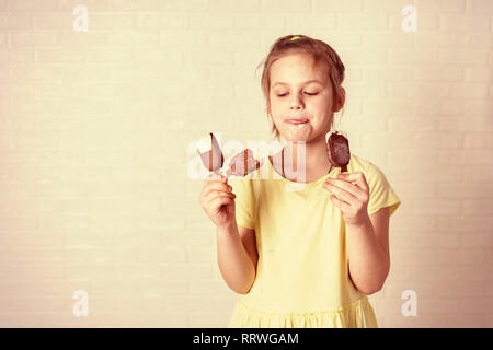 Happy little girl de manger ma glace à l'heure d'été, copy space Banque D'Images