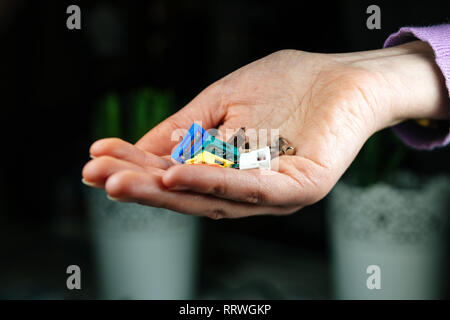 Woman hand holding a plusieurs fusibles de voiture avant de les introduire de fusibles closeup shot Banque D'Images