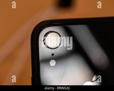 STRASBOURG, FRANCE - OCT 26, 2018 : des 12 mégapixels ordinateurs Apple vue arrière caméra montée sur l'iphone d'Apple XR smartphone - chaleureux Banque D'Images