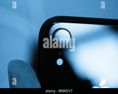 STRASBOURG, FRANCE - OCT 26, 2018 : en bleu les couleurs des ordinateurs Apple 12 mégapixels vue arrière caméra montée sur l'iphone apple smartphone XR Banque D'Images