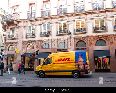 STRASBOURG, FRANCE - OCT 26, 2018 : ville française avec Deutsche Post DHL delivery van jaune garée dans la rue en France en face de la boutique de vêtements de mode Zadig et Voltaire - Moscou autocollant sur la van Banque D'Images