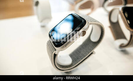 PARIS, FRANCE - OCT 25, 2018 : side view of extreme close-up shot de nouveautés Apple Watch smartwatch Série 4 appareil portable fabriqué par Apple Computers demonstration Banque D'Images