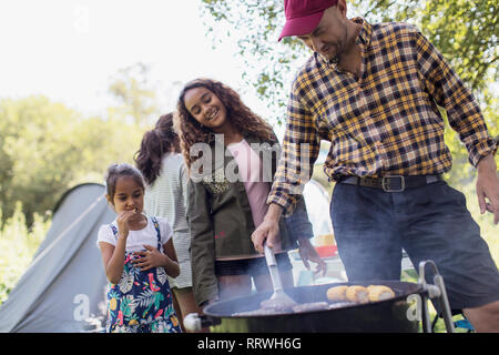 Barbecue de camping familial Banque D'Images