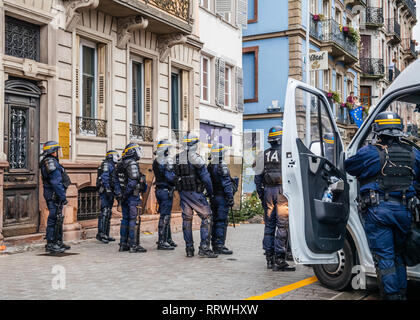 STRASBOURG, FRANCE - Nov 8, 2018 : des agents de police dans la zone de fixation avant de la jaune circulation manifestants le Quai des Bateliers street Banque D'Images