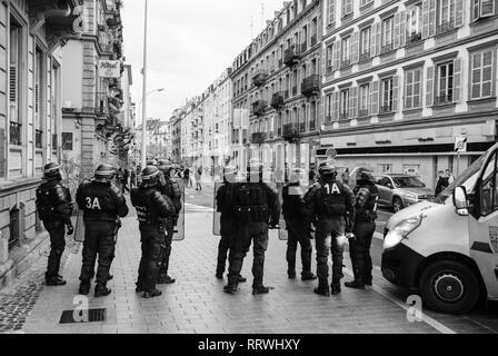 STRASBOURG, FRANCE - Nov 8, 2018 : des agents de police dans la zone de fixation avant de la jaune circulation manifestants le Quai des Bateliers street - noir et blanc Banque D'Images