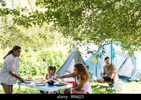 Préparer le déjeuner au camping de famille Banque D'Images