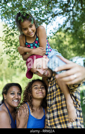 Heureux, affectueux en tenant la famille téléphone-appareil photo avec selfies Banque D'Images