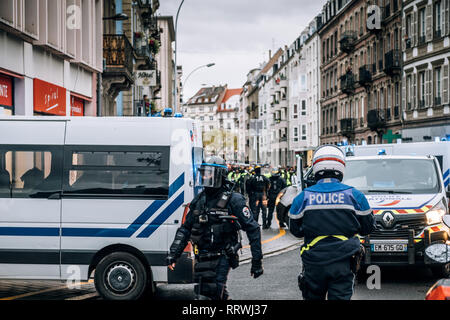 STRASBOURG, FRANCE - Nov 8, 2018 : des agents de police dans la zone de fixation avant de la jaune circulation manifestants le Quai des Bateliers street Banque D'Images