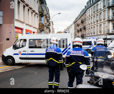 STRASBOURG, FRANCE - Nov 8, 2018 : des agents de police dans la zone de fixation avant de la jaune circulation manifestants le Quai des Bateliers street Banque D'Images