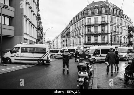 STRASBOURG, FRANCE - Nov 8, 2018 : des agents de police dans la zone de fixation avant de la jaune circulation manifestants le Quai des Bateliers street Banque D'Images