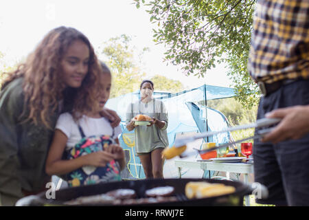 Barbecue de camping familial Banque D'Images